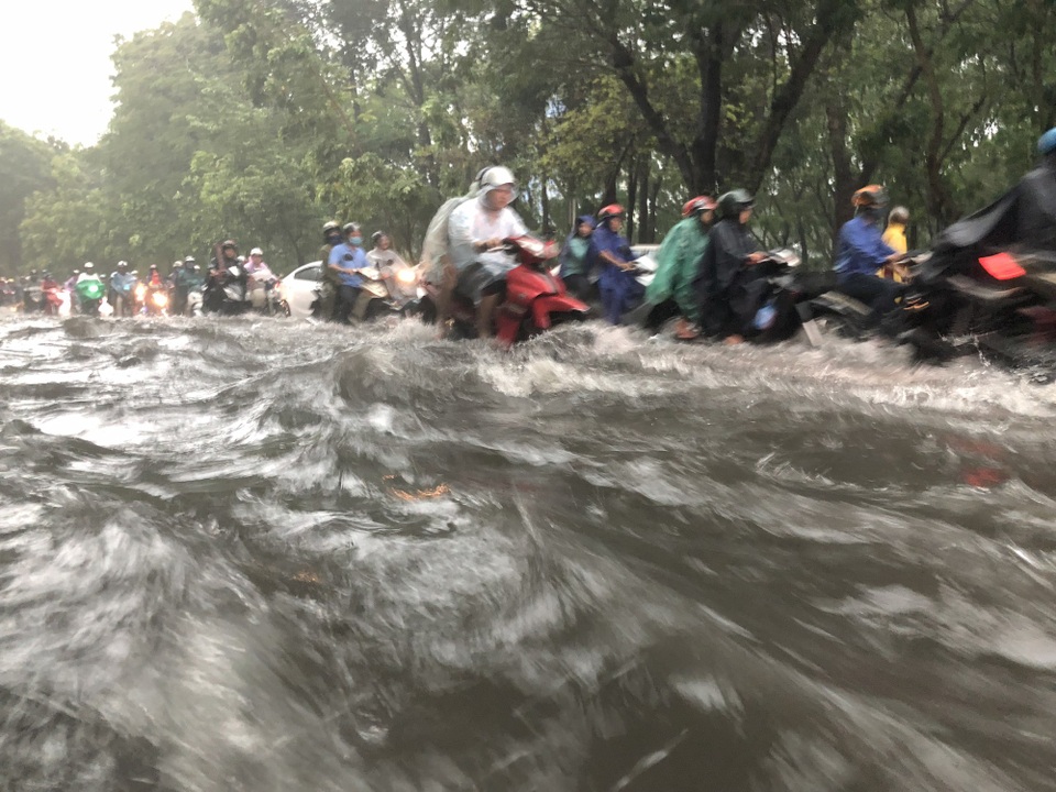Nước chảy cuồn cuộn trước cửa ngõ sân bay Tân Sơn Nhất - 5 Nước chảy cuồn cuộn trước cửa ngõ sân bay Tân Sơn Nhất - 5