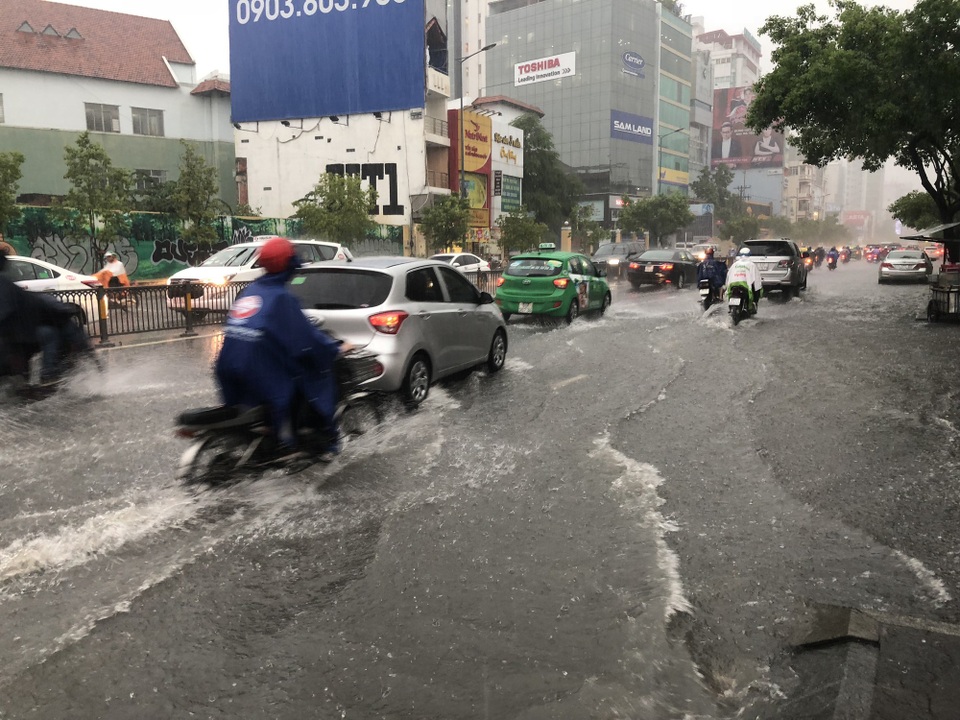 Nước chảy cuồn cuộn trước cửa ngõ sân bay Tân Sơn Nhất - 6 Nước chảy cuồn cuộn trước cửa ngõ sân bay Tân Sơn Nhất - 6