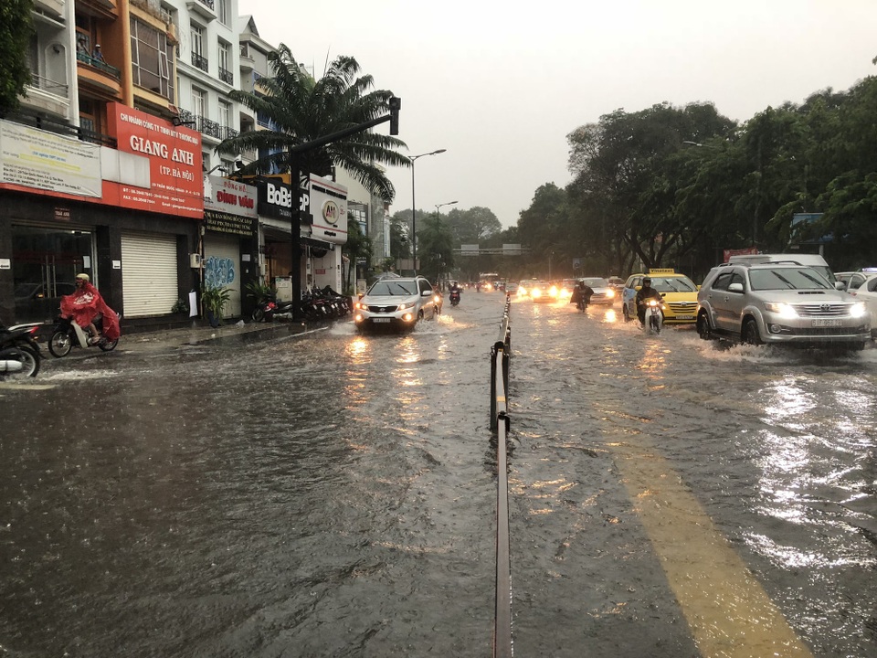 Nước chảy cuồn cuộn trước cửa ngõ sân bay Tân Sơn Nhất - 7 Nước chảy cuồn cuộn trước cửa ngõ sân bay Tân Sơn Nhất - 7