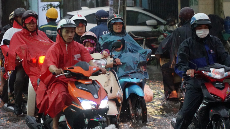 Sài Gòn mưa to, học sinh bì bõm lội nước về nhà - 1 Chiều 8/5, cơn mưa lớn tiếp tục đổ xuống nhiều địa bàn quận, huyện TPHCM như, Thủ Đức, Gò Vấp, Bình Thạnh, quận 1, quận 7,… Nhiều tuyến đường không kịp rút nước gây ngập khiến giao thông di chuyển khó khăn.