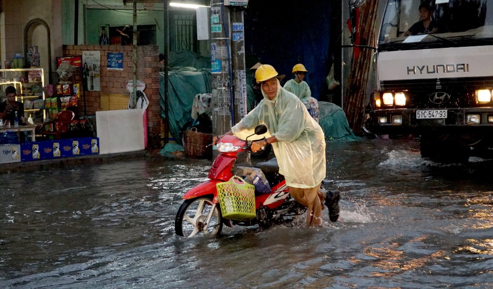 Sài Gòn mưa to, học sinh bì bõm lội nước về nhà - 2 Sài Gòn mưa to, học sinh bì bõm lội nước về nhà - 2