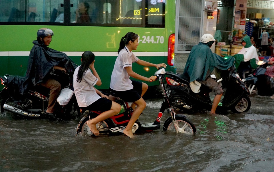 Sài Gòn mưa to, học sinh bì bõm lội nước về nhà - 10 Học sinh đội mưa, đạp xe về nhà