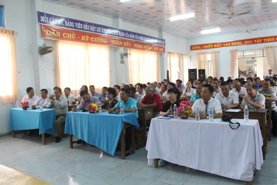 Cầu Vĩnh Lạc - Kết nối yêu thương - 3 Các thành viên CLB Golf Tân Sơn Nhất, BTC, chính quyền địa phương cùng toàn thể nhân dân địa phương tham gia khai mạc lễ khánh thành cầu Vĩnh Lạc và khám bệnh từ thiện.