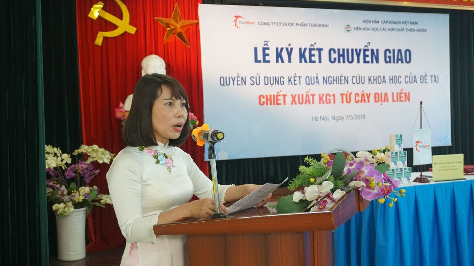 Chuyển giao ứng dụng kết quả nghiên cứu khoa học sản xuất sản phẩm hỗ trợ điều trị các bệnh lý về xương khớp - 1 PGS.TS Lê Minh Hà (áo dài trắng) tại lễ chuyển giao kết quả nghiên cứu khoa học.