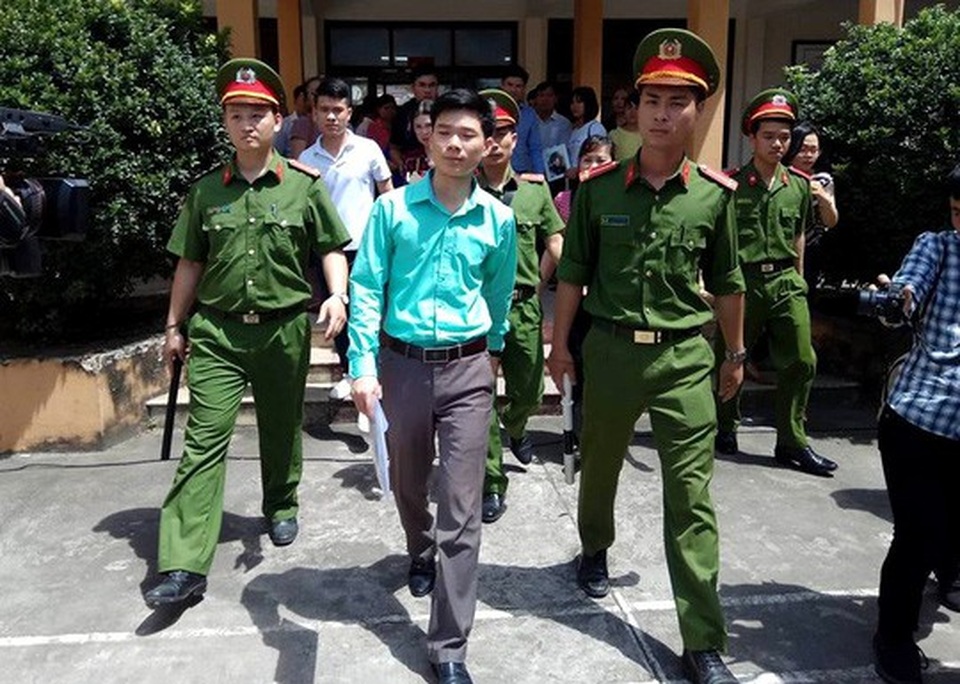 Gia đình nạn nhân bức xúc vì nguyên giám đốc BV Hòa Bình không tới tòa - 1 Bác sĩ Hoàng Công Lương rời phiên tòa sau khi HĐXX công bố quyết định hoãn tòa - Ảnh: Minh Chiến