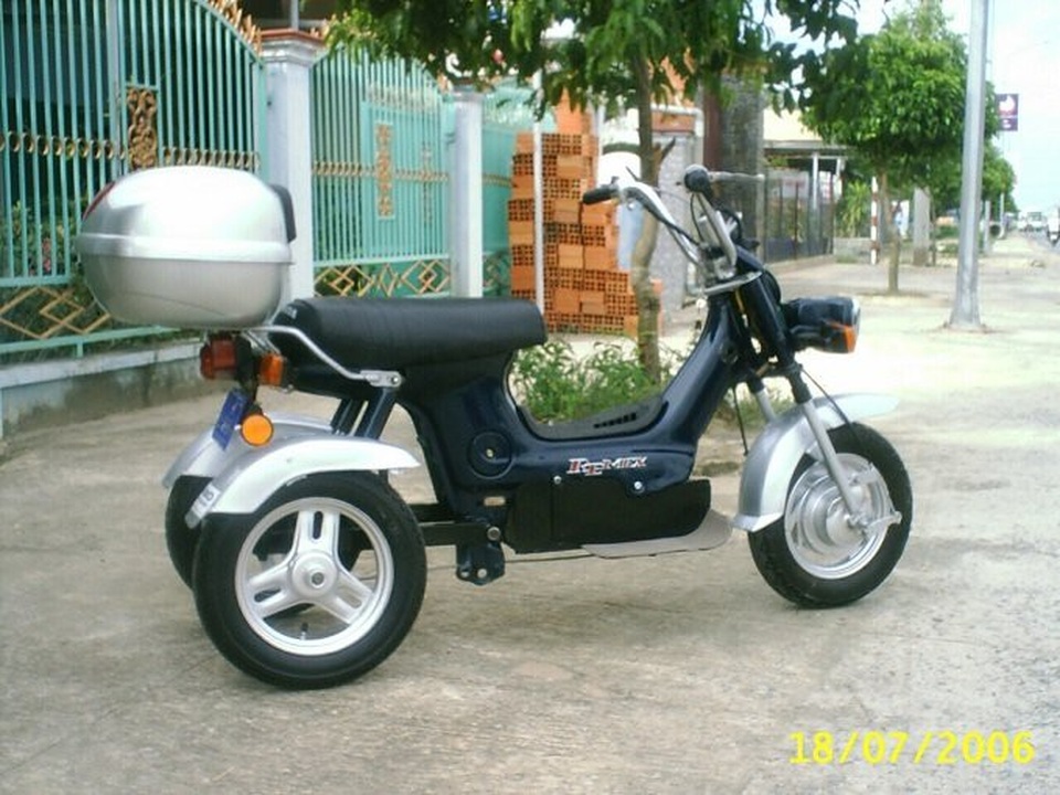 Người đàn ông học hết lớp 9 dốc lòng chế tạo xe hơi và điều kỳ diệu - 1 Xe ba bánh đầu tiên với 2 bánh sau cải tiến từ xe Chaly...