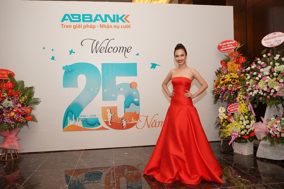 Ái Phương đẹp lạ trong đêm nhạc của ABBANK - 1 Ái Phương đẹp lạ trong đêm nhạc của ABBANK - 1