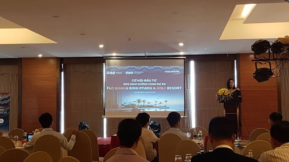 Giới đầu tư Quảng Bình lần đầu được thỏa mãn cơn khát bất động sản nghỉ dưỡng - 1 Bà Phan Lê - Đại diện văn phòng giao dịch FLC Quảng Bình phát biểu tại buổi lễ