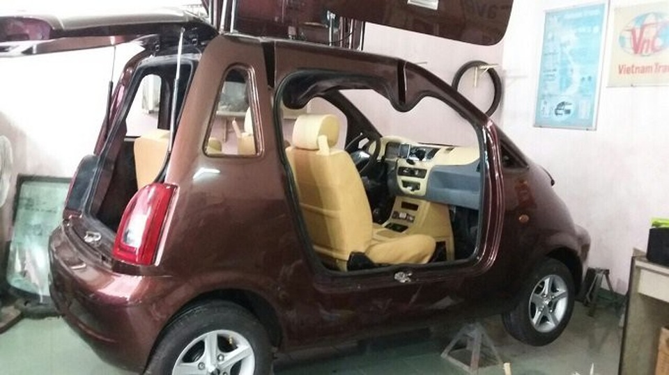 Người đàn ông học hết lớp 9 dốc lòng chế tạo xe hơi và điều kỳ diệu - 5 Xe City 18 để trong góc nhà.