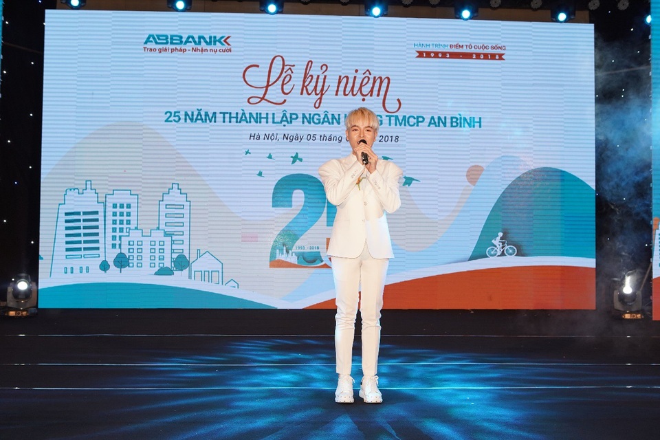 Ái Phương đẹp lạ trong đêm nhạc của ABBANK - 5 Ái Phương đẹp lạ trong đêm nhạc của ABBANK - 5