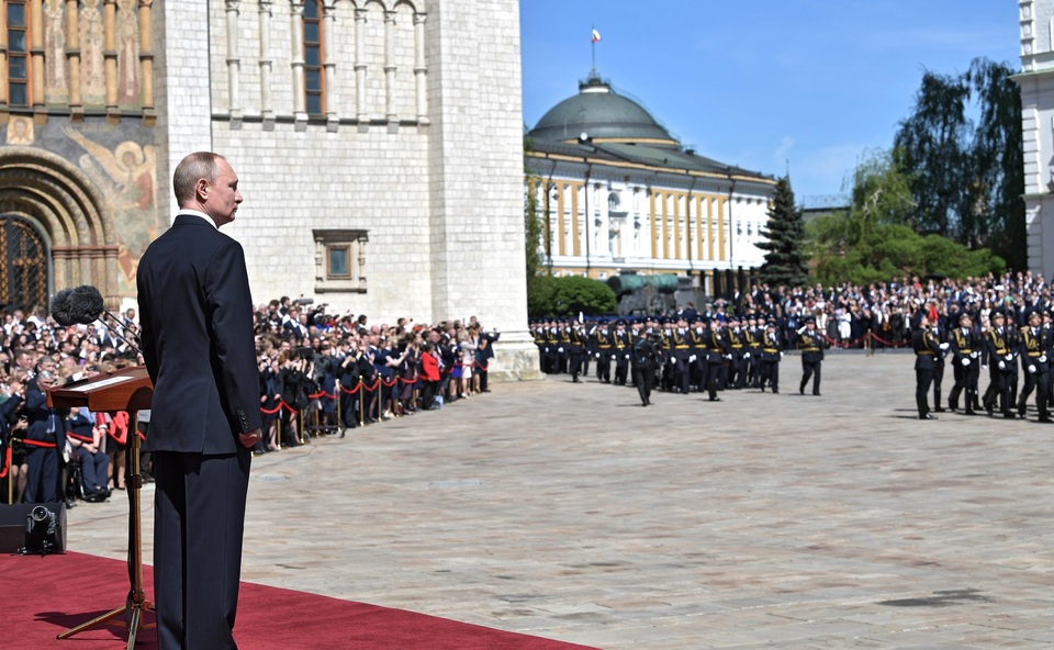 Ấn tượng lễ nhậm chức của Tổng thống Putin - 12 Ông Putin, Tổng thống kiêm Tổng Tư lệnh tối cao Các Lực lượng vũ trang Nga chứng kiến lễ diễu binh của đội danh dự ở bên ngoài Điện Kremlin.