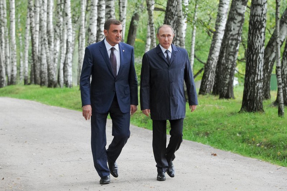 Bài toán chuyển giao quyền lực khó khăn của ông Putin sau 4 nhiệm kỳ - 3 Tổng thống Putin đi cạnh Thống đốc vùng Tula Alexey Dyumin (Ảnh: Sputnik)