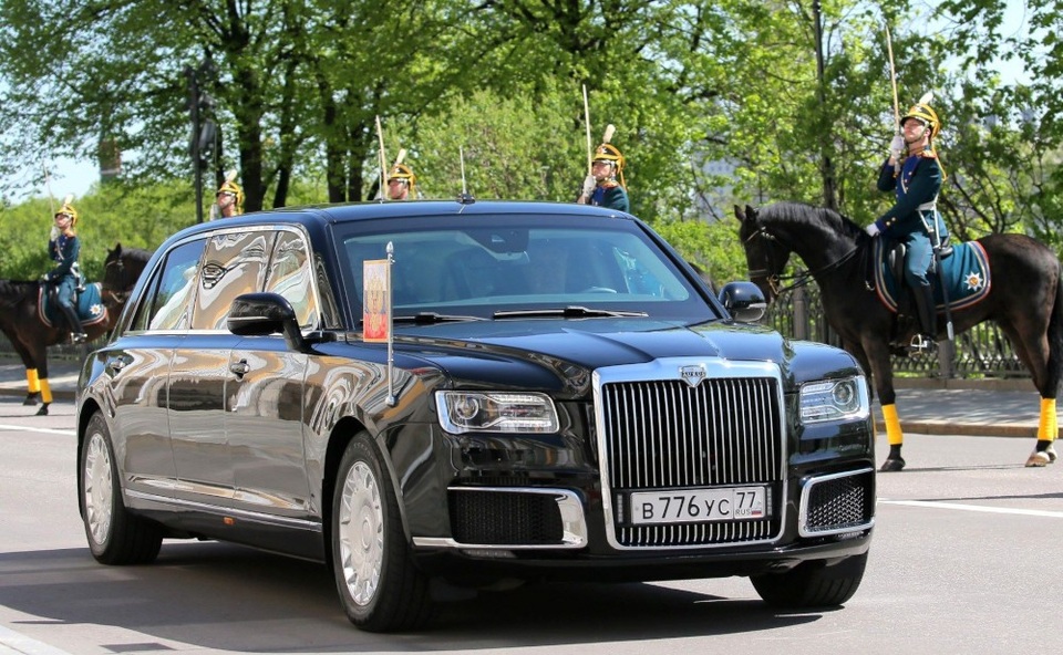 Cận cảnh chiếc xe bọc thép mới của ông Putin - 3
Nắp ca-pô có những gờ nổi tạo dáng khỏe khoắn và mạnh mẽ.