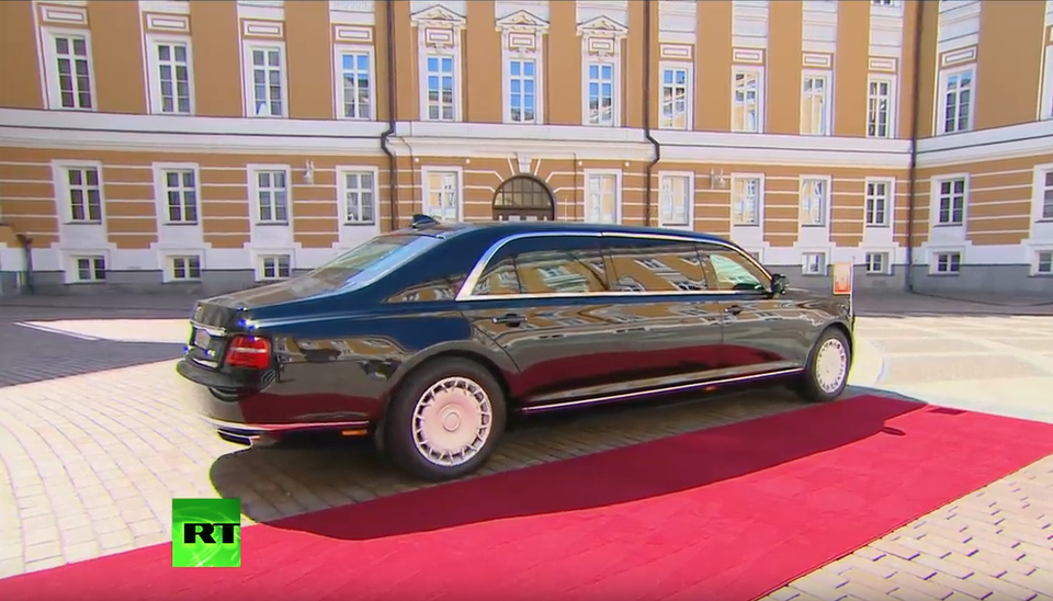 Cận cảnh chiếc xe bọc thép mới của ông Putin - 5
Chiếc xe bọc thép mới của Tổng thống Putin có khá nhiều chi tiết crôm tạo điểm nhấn ở bên ngoài, như viền cửa sổ và chạy dọc chân thân xe. Vì là limousine tổng thống, nên không ngạc nhiên khi có rất nhiều đèn LED khẩn cấp và ăng-ten trên nóc xe để đảm bảo thông tin liên lạc.