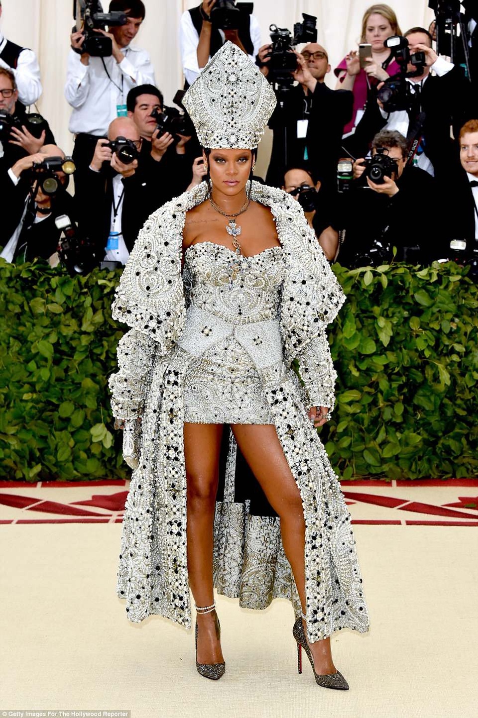 Dàn sao lộng lẫy váy áo dự gala thời trang MET - 11
Rihanna diện bộ đồ cầu kỳ của Maison Margiela.