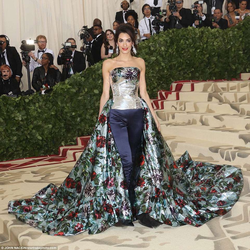 Dàn sao lộng lẫy váy áo dự gala thời trang MET - 14
Amal Clooney diện váy Richard Quinn