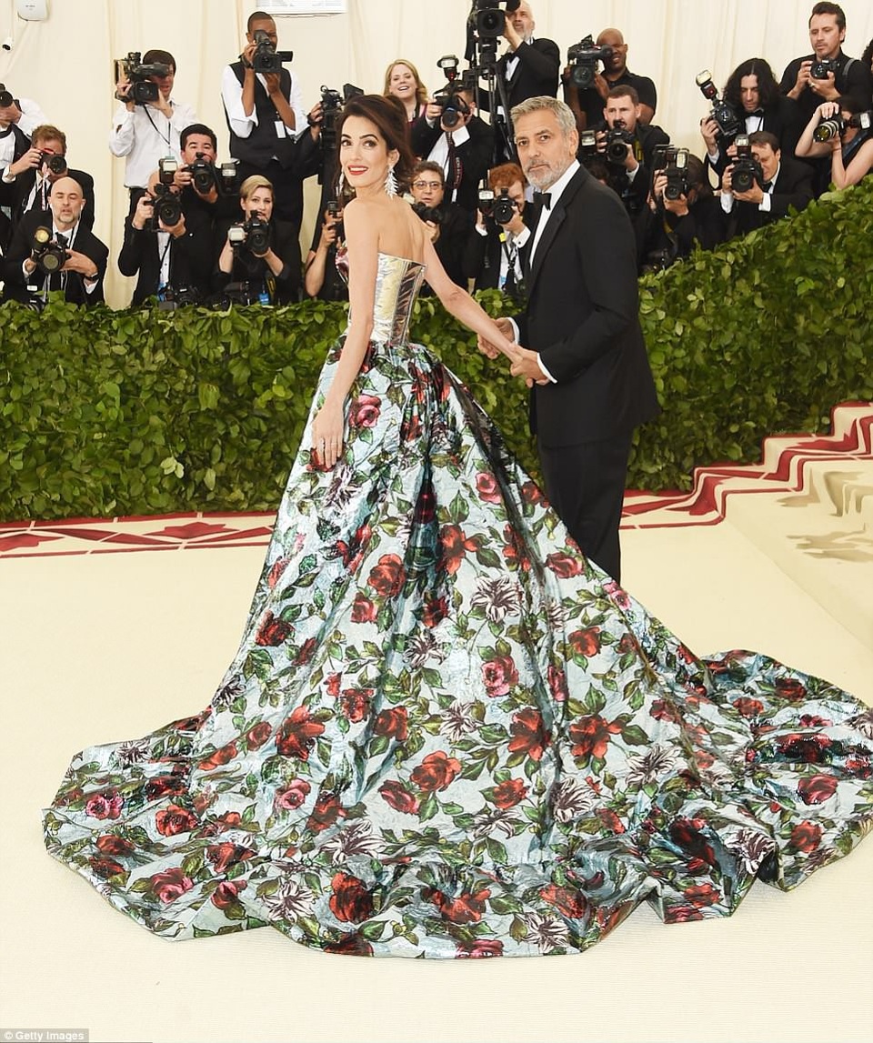 Dàn sao lộng lẫy váy áo dự gala thời trang MET - 15
Amal bên chồng George Clooney