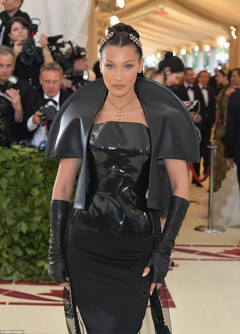 Dàn sao lộng lẫy váy áo dự gala thời trang MET - 16
Siêu mẫu Bella Hadid