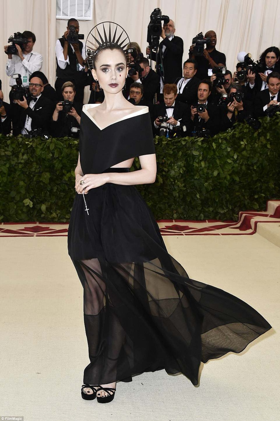 Dàn sao lộng lẫy váy áo dự gala thời trang MET - 18
Lily Collins diện váy Givenchy