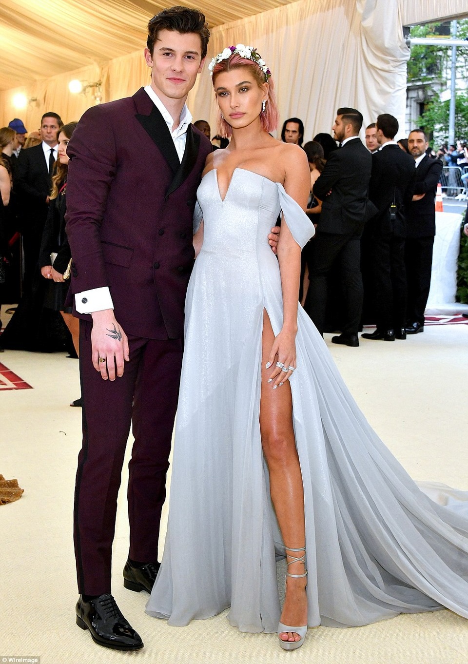 Dàn sao lộng lẫy váy áo dự gala thời trang MET - 19
Hailey Baldwin diện váy Tommy Hilfiger sánh đôi bạn trai mới Shawn Mendes