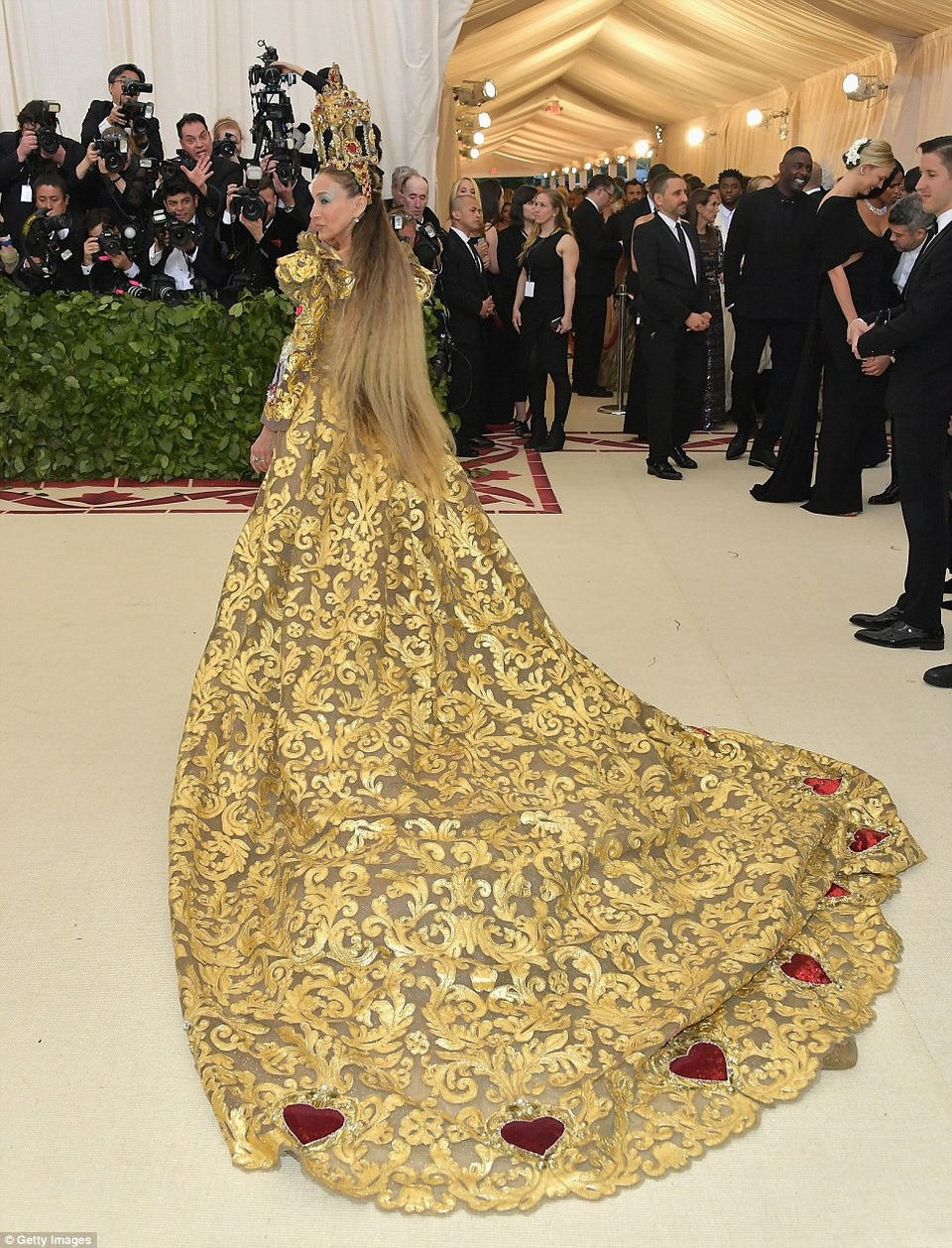 Dàn sao lộng lẫy váy áo dự gala thời trang MET - 20
Sarah Jessica Parker diện váy Dolce And Gabbana