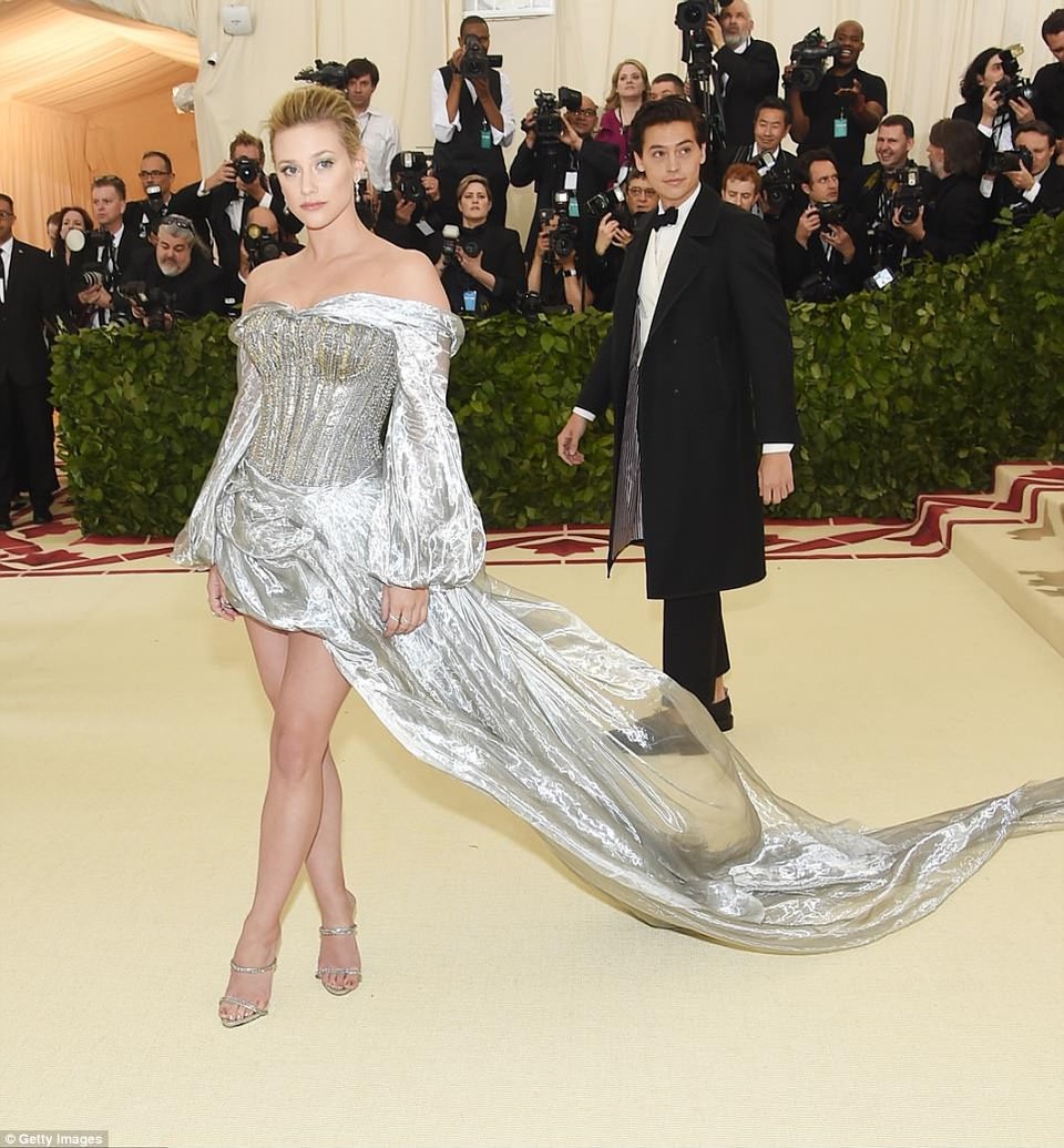 Dàn sao lộng lẫy váy áo dự gala thời trang MET - 27
Lili Reinhart