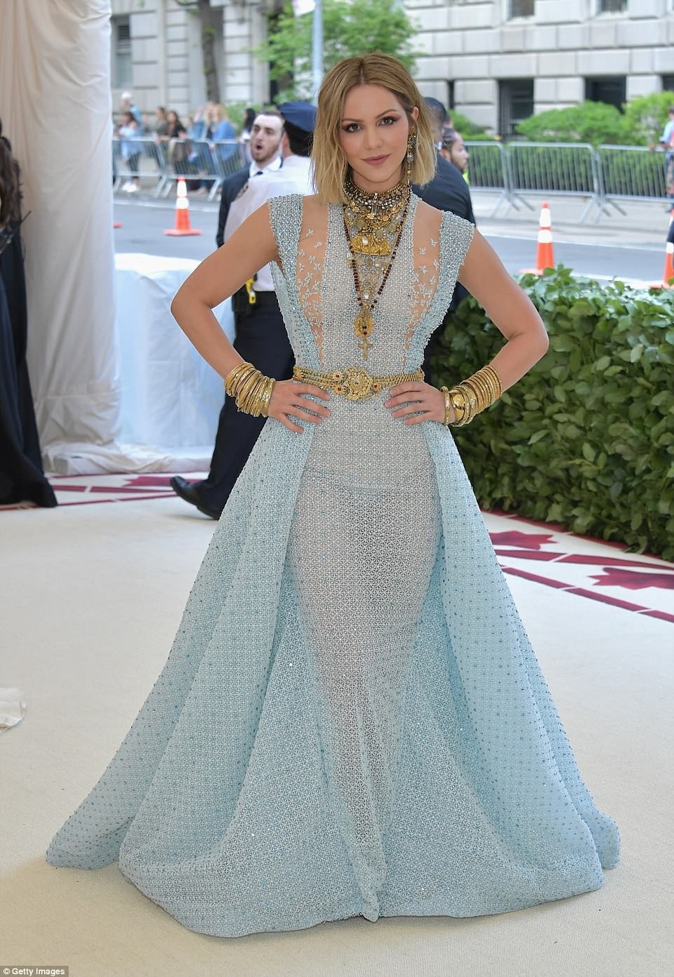Dàn sao lộng lẫy váy áo dự gala thời trang MET - 28
Katharine McPhee diện váy Georges Chakra và đi giày Jimmy Choo