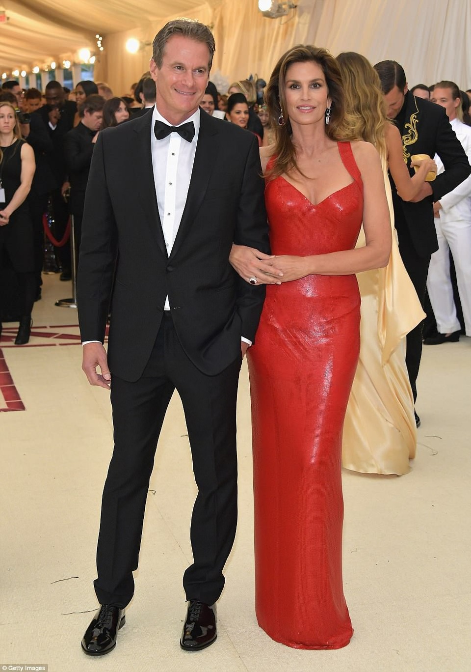 Dàn sao lộng lẫy váy áo dự gala thời trang MET - 29
Cindy Crawford trẻ đẹp bên chồng