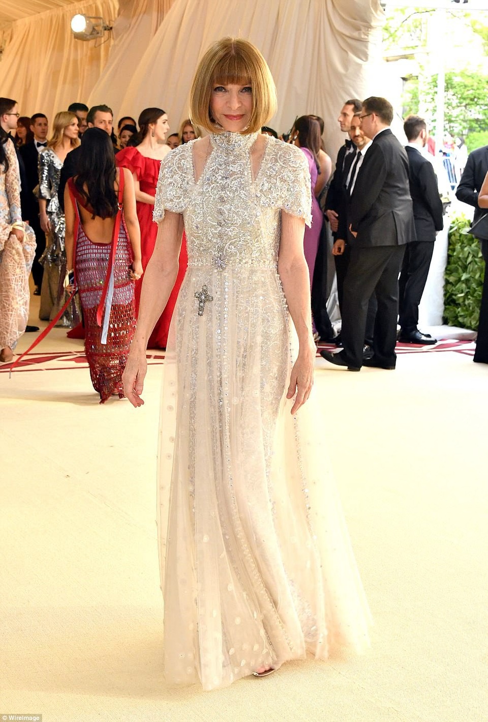 Dàn sao lộng lẫy váy áo dự gala thời trang MET - 32
TBT tạp chí Vogue Anna Wintour điệu đà với váy Chanel
