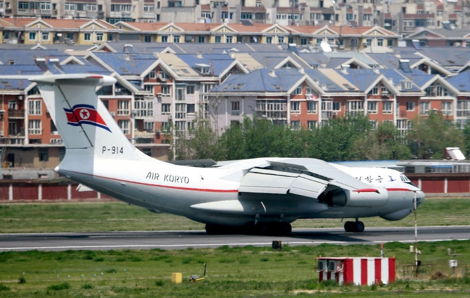 Video máy bay nghi chở ông Kim Jong-un cất cánh tại Trung Quốc - 1 Máy bay của hãng hàng không Air Koryo của Triều Tiên xuất hiện tại thành phố Đại Liên, Trung Quốc ngày 8/5 (Ảnh: Kyodo News)