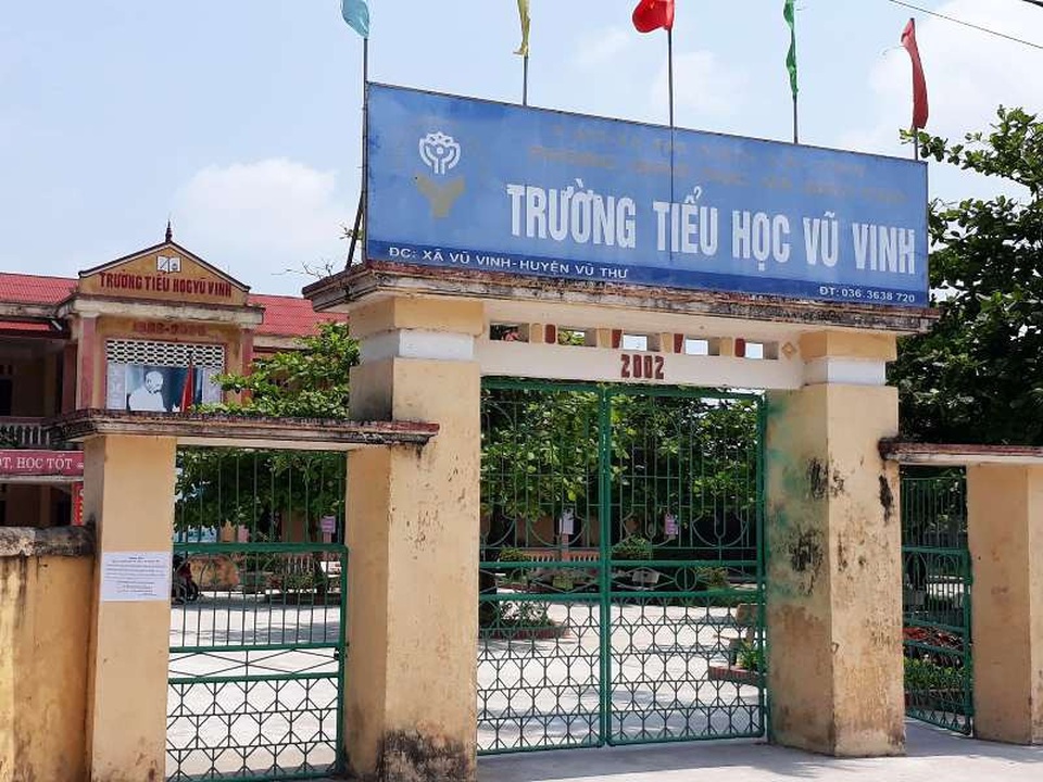 Phê bình cô giáo đánh học sinh lớp 1 vì không đọc thông, viết thạo - 2 Trường tiểu học xã Vũ Vinh, nơi xảy ra sự việc