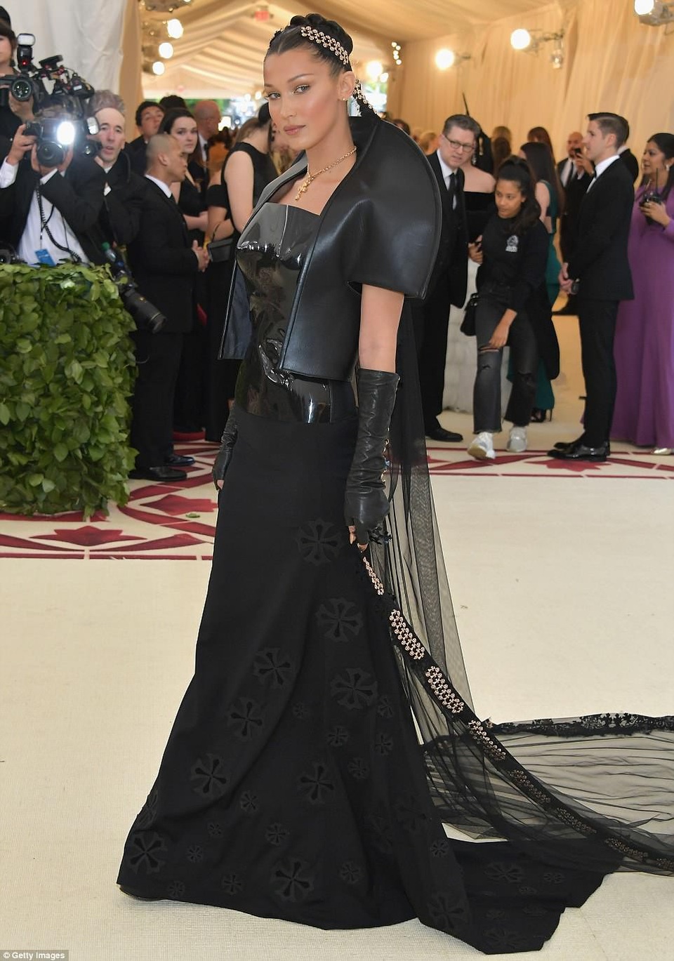 Những bộ cánh thảm họa tại MET gala 2018 - 7
Bella Hadid