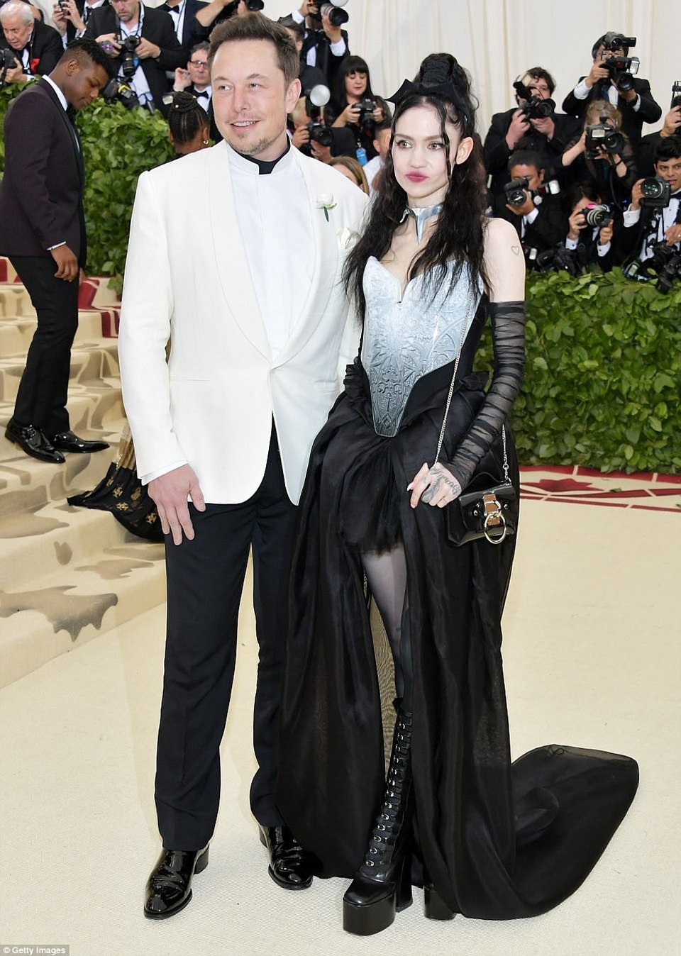 Những bộ cánh thảm họa tại MET gala 2018 - 12
Tỷ phú Elon Musk và bạn gái Grimes