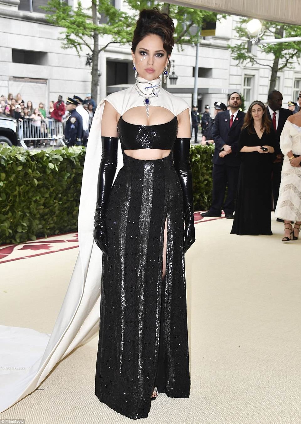 Những bộ cánh thảm họa tại MET gala 2018 - 13
Eiza Gonzalez