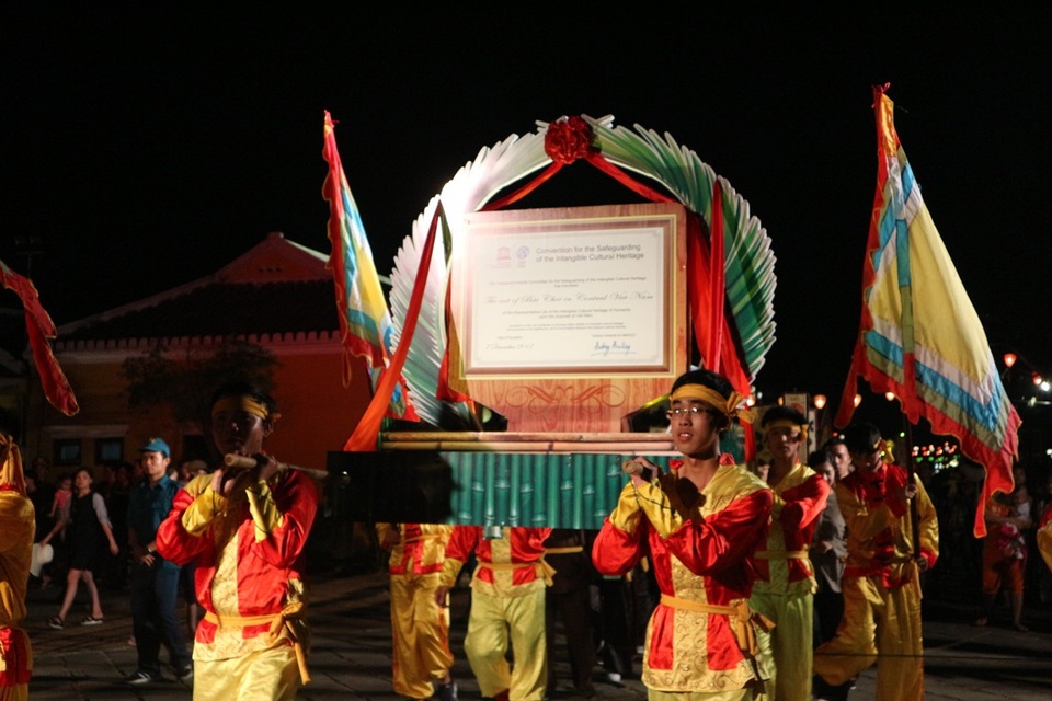 Đón bằng công nhận nghệ thuật Bài Chòi là Di sản văn hóa phi vật thể - 1 Bằng công nhận Bài Chòi là Di sản văn hóa phi vật thể đại diện của nhân loại được các nghệ nhân hô hát Bài Chòi đến từ các huyện, thị xã, thành phố trong địa bàn tỉnh Quảng Nam diễu hành rước đi khắp phố cổ Hội An