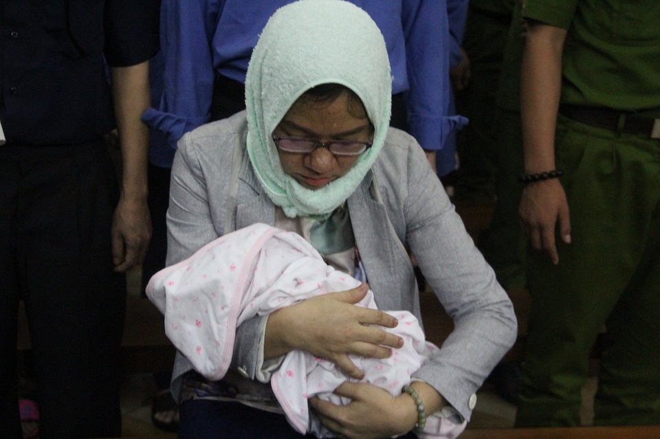 Vụ án Hứa Thị Phấn: Không nên cho trẻ sơ sinh vào phòng xét xử - 1 HĐXX quyết định bố trí phòng chăm sóc đặc biệt cho bị cáo Loan.