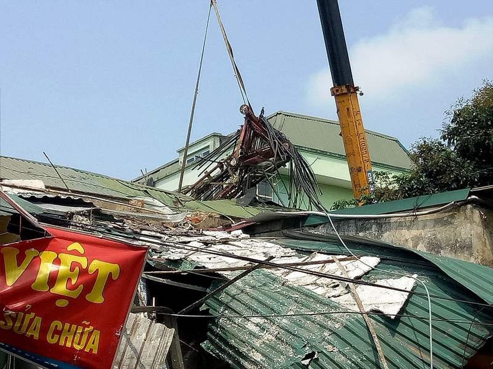 Lốc xoáy “xô” cột phát sóng cao 65m đổ vào nhà dân - 4 Viễn thông Thanh Hóa tháo dỡ cột phát sóng bị đổ và khắc phục sự cố