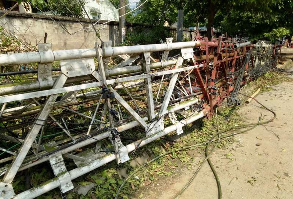 Lốc xoáy “xô” cột phát sóng cao 65m đổ vào nhà dân - 1 Cột phát sóng BTS bị quật đổ vào nhà dân