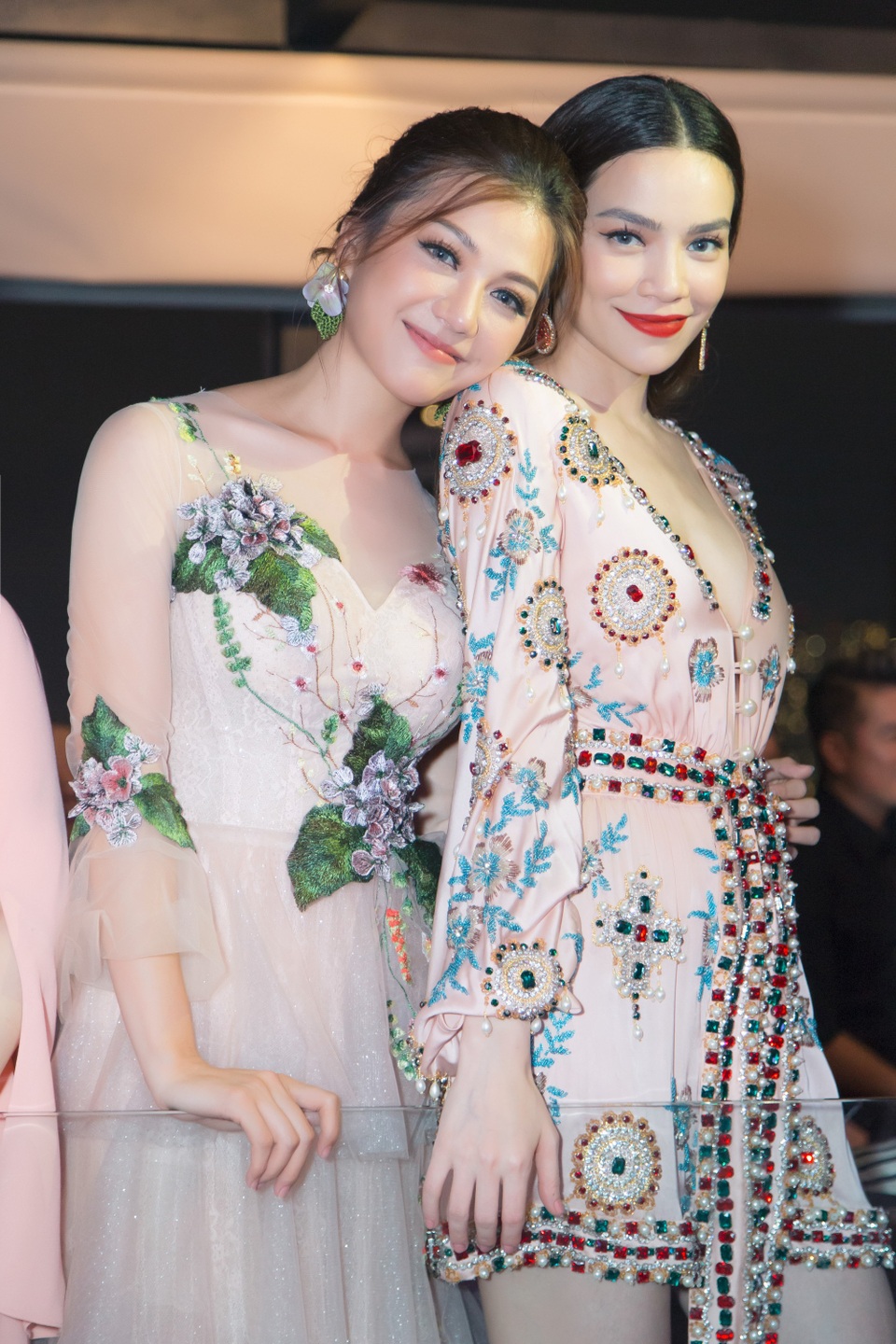 
Thái Nhiên Phương đọ dáng với Hà Hồ
