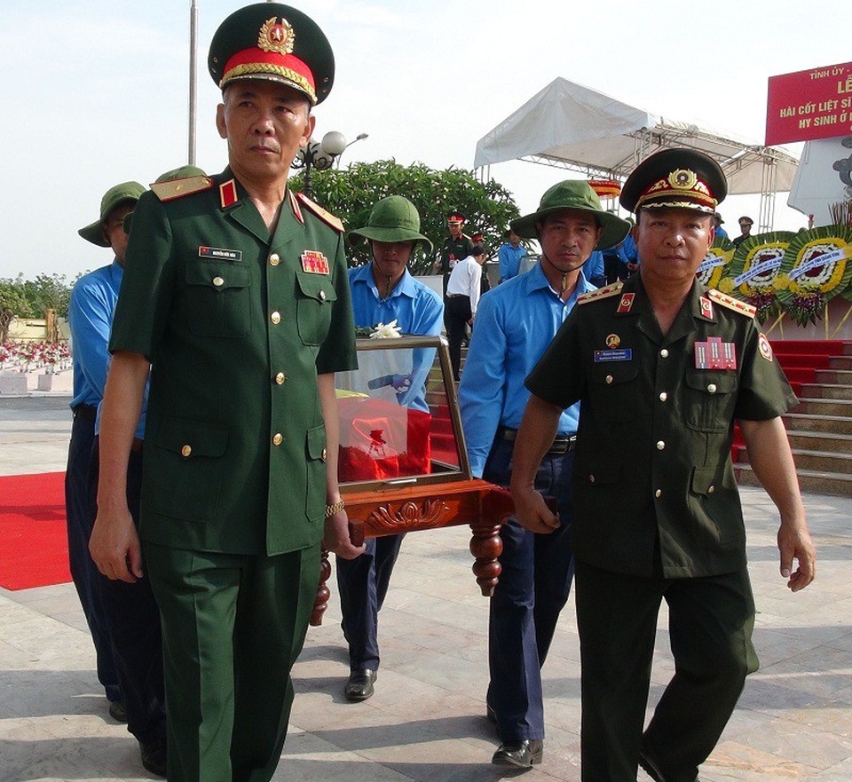 Truy điệu và an táng 18 hài cốt liệt sĩ, chuyên gia Việt Nam hy sinh tại Lào - 1 Ngày 9/5/, tại Nghĩa trang liệt sĩ Ba Dốc (Quảng Bình) đã diễn ra Lễ tiếp nhận, truy điệu và an táng 18 hài cốt liệt sĩ, quân tình nguyện và chuyên gia Việt Nam hy sinh tại chiến trường Lào.