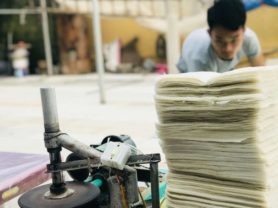Lấy tiền cưới vợ xây xưởng, 8x trẻ quyết đưa bánh đa nem xuất khẩu - 8 Lao động trẻ tại địa phương có thêm việc làm