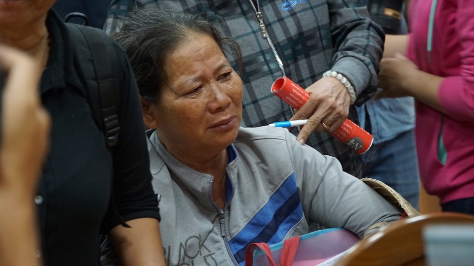6 giờ đồng hồ giãi bày nỗi bức xúc dồn nén suốt mười mấy năm trời - 5
Nhiều cử tri bật khóc khi bày tỏ nỗi bức xúc dồn nén suốt nhiều năm