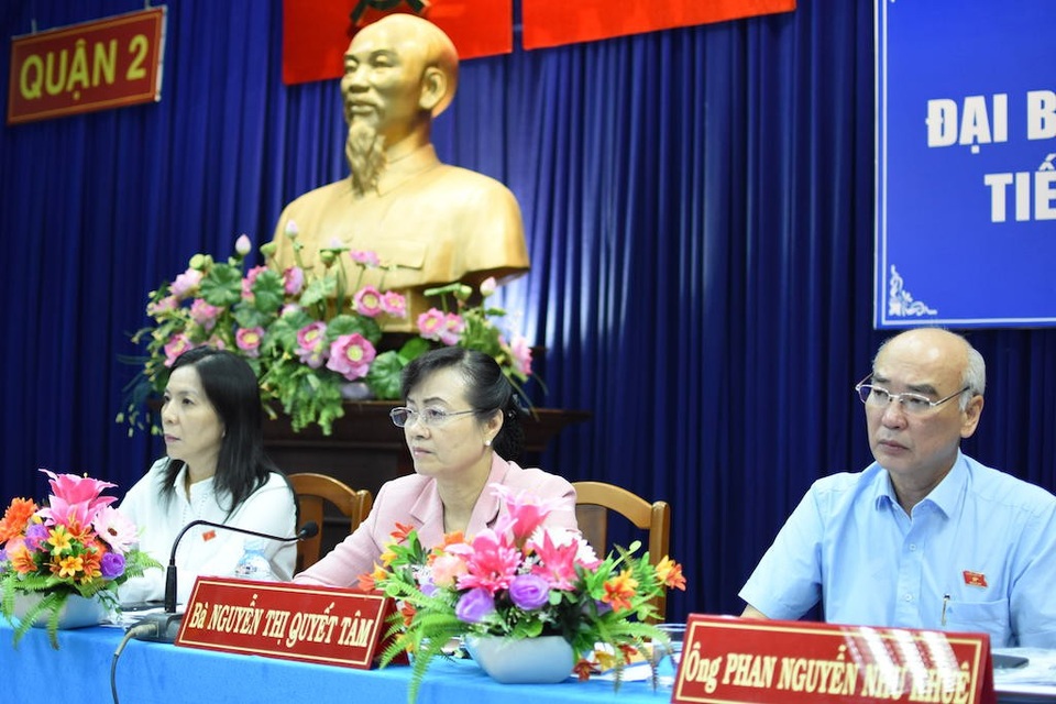 6 giờ đồng hồ giãi bày nỗi bức xúc dồn nén suốt mười mấy năm trời - 1 Đại biểu Quốc hội lắng nghe hơn 50 ý kiến của cử tri quận 2