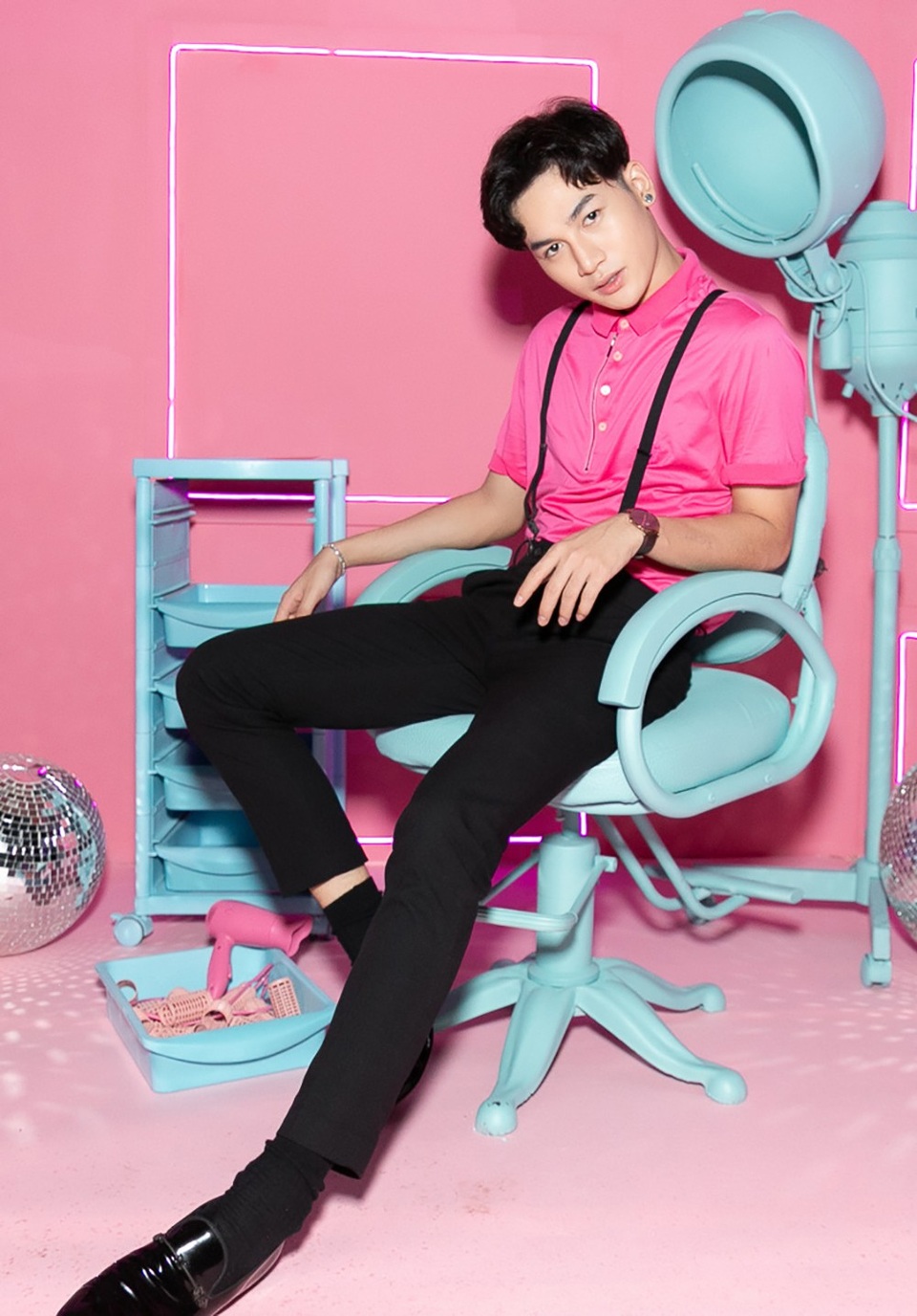 Ca sĩ Ali Hoàng Dương cũng chọn tông hồng nổi bật