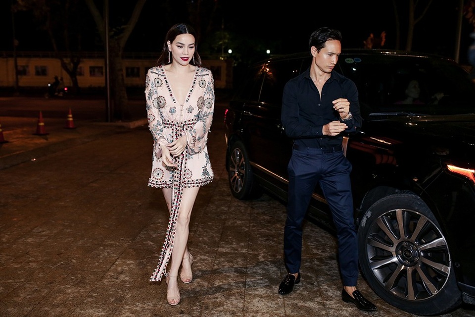Tuần qua, Hà Hồ và Kim Lý tiếp tục gây chú ý khi sánh đôi bên nhau. Cả hai cùng xuất hiện trong xe riêng của nữ ca sĩ khi đến sự kiện.