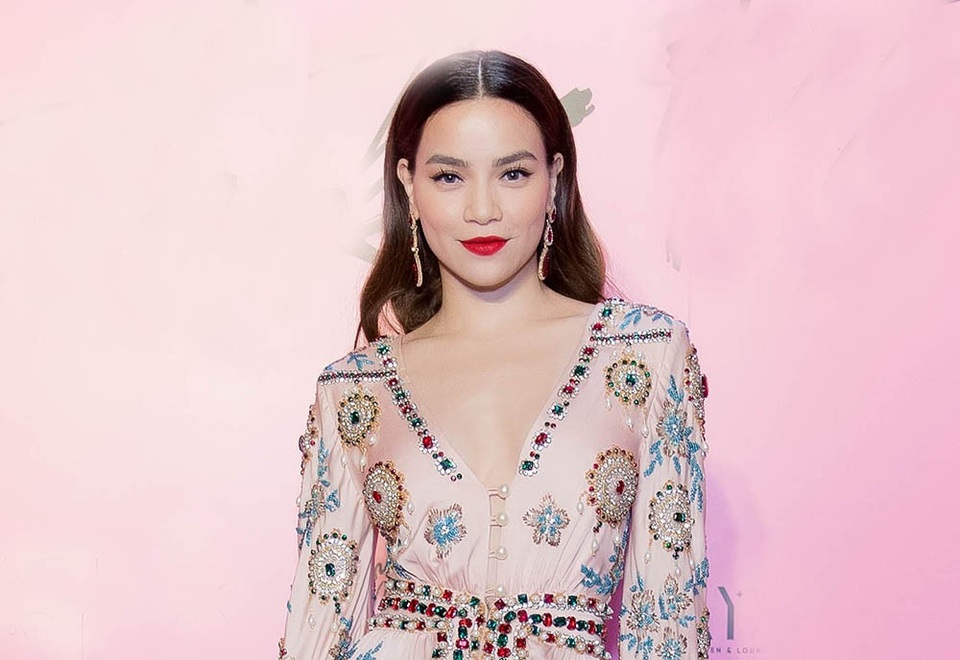 Bà mẹ 1 con rạng rỡ và tươi trẻ, nổi bật với làn da trắng mịn, trang phục vô cùng gợi cảm