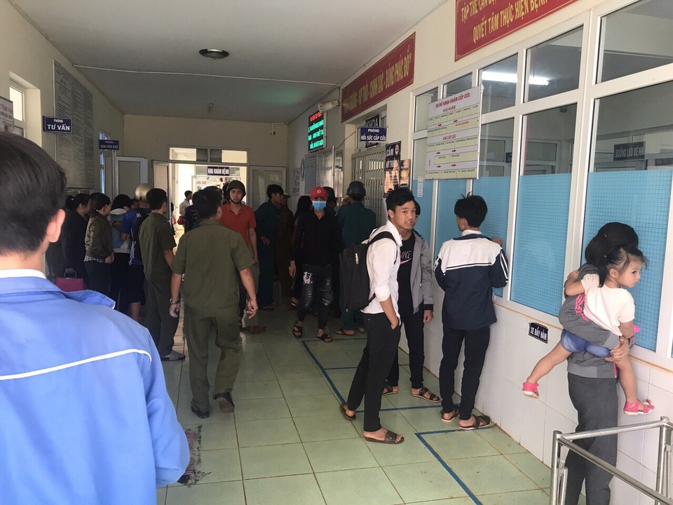 
Rất đông người thân các nạn nhân tập trung tại bệnh viện
