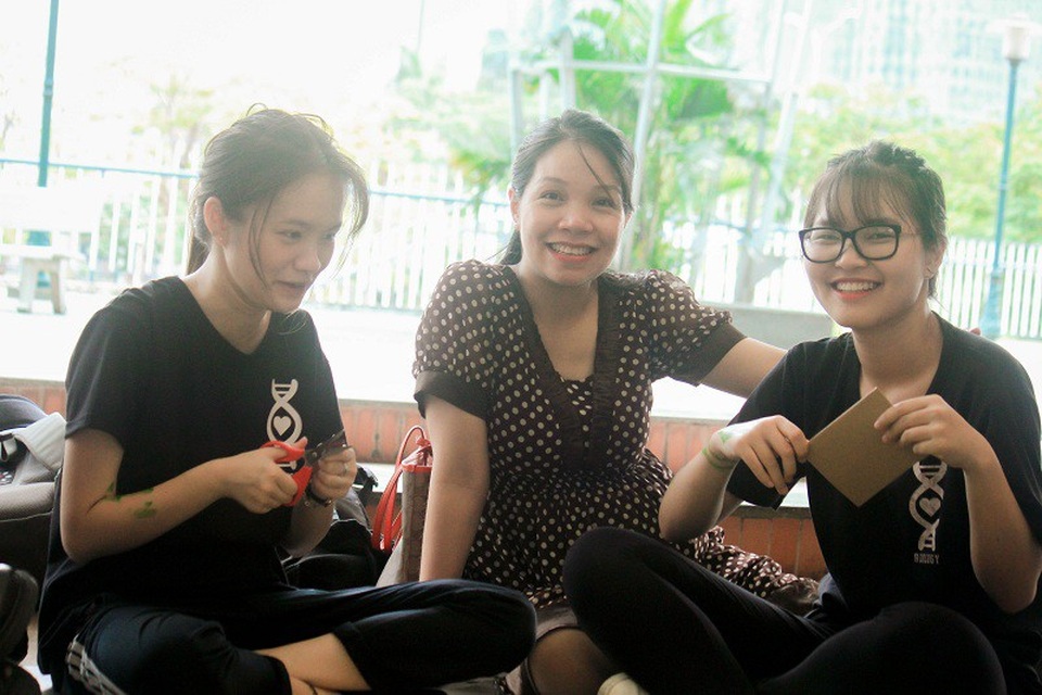 “Hot boy cầm bảng” trường Ams trổ tài vẽ tranh trong ngày hội thầy trò - 7 Cô giáo trong trường cũng chung vui cùng các học sinh