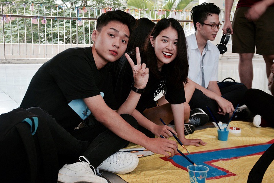 “Hot boy cầm bảng” trường Ams trổ tài vẽ tranh trong ngày hội thầy trò - 5 “Hot boy cầm bảng” trường Ams trổ tài vẽ tranh trong ngày hội thầy trò - 5
