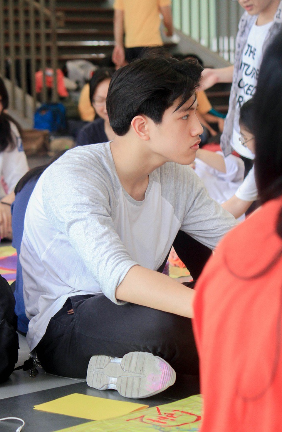 “Hot boy cầm bảng” trường Ams trổ tài vẽ tranh trong ngày hội thầy trò - 1 “Hot boy cầm bảng” trường Ams